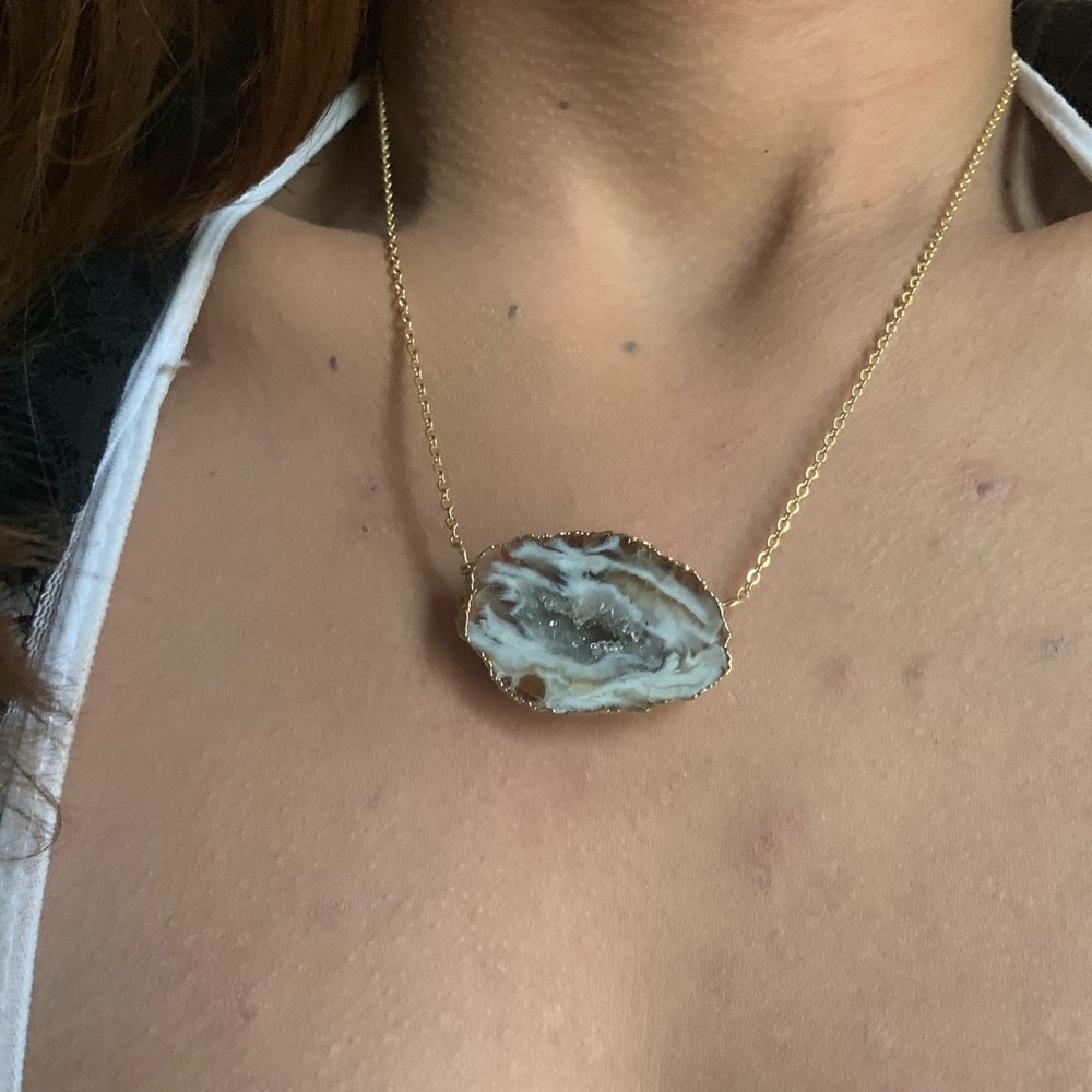 Simple & Pretty Geode Necklace - Picture 2 of 3